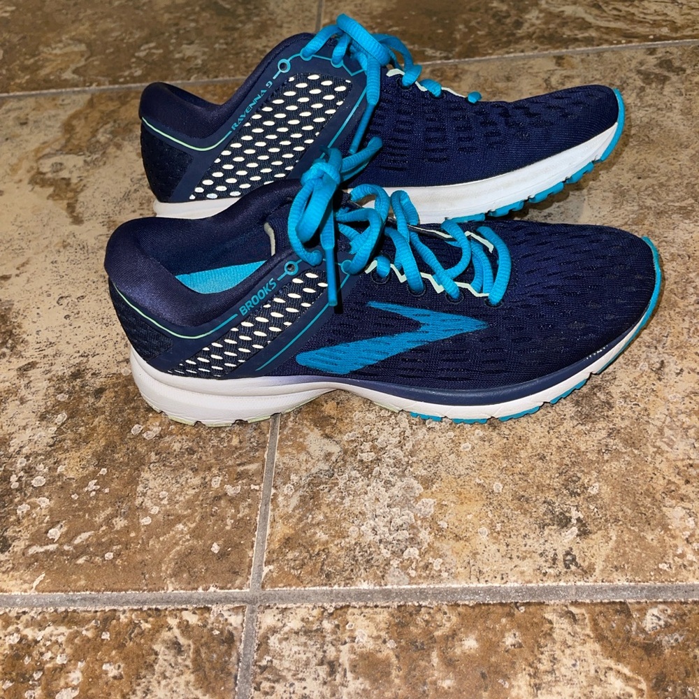 Brooks Blue Athletic Running Shoes with Breathable Mesh